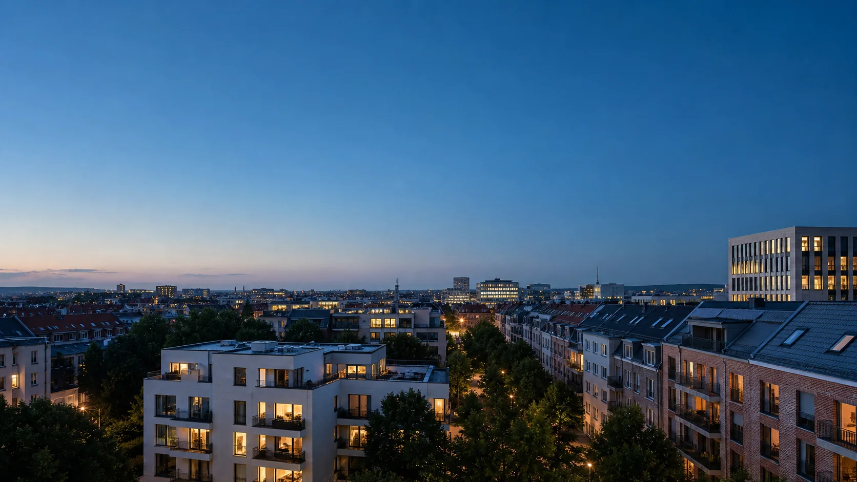 Abendliches Stadtpanorama eines modernen deutschen Wohnviertels.